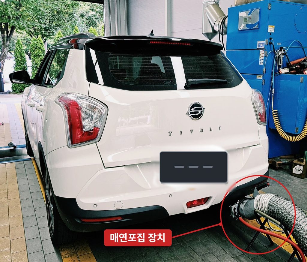 디젤차량 주행 배기가스 검사 준비 — 배기구에 매연포집 장치를 설치한 모습
